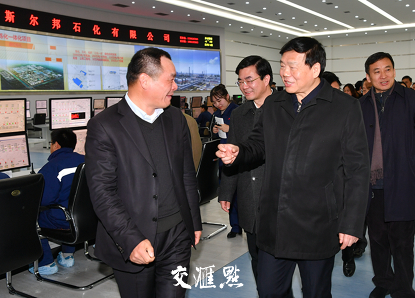 在斯?fàn)柊钍邢薰?，婁勤儉認(rèn)真聽取石化產(chǎn)業(yè)集群發(fā)展情況介紹。交匯點記者 肖勇